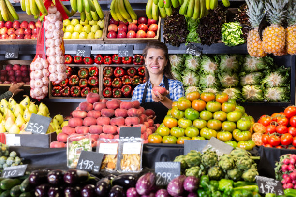 妇女提供新鲜的桃子和水果图片下载