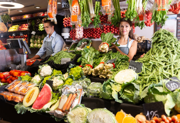 两个小贩在市场上卖菜图片下载