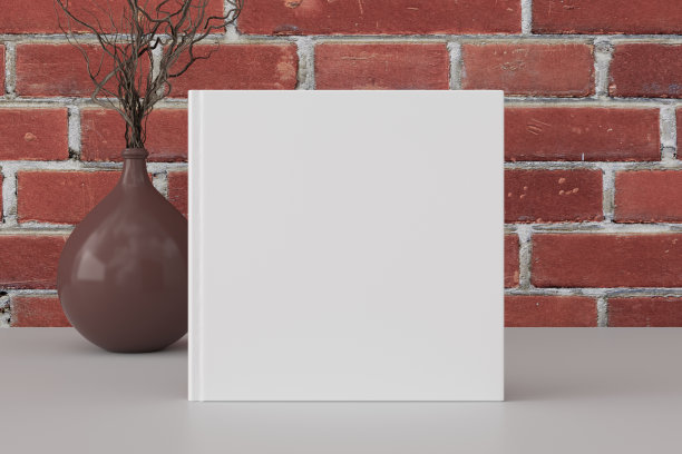 方形书封面模拟站在一个白色的桌子与红砖墙背景。图片下载