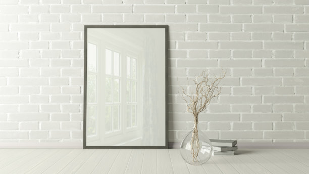 垂直海报框架模拟在客厅的地板上，白色地板和白色砖墙。图片下载