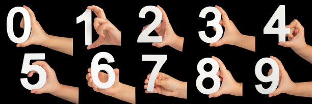 孩子们的手握着数字。一组在黑色孤立背景上的白色数字。零，一，二，三，四，五，六，七，八，九。图片下载