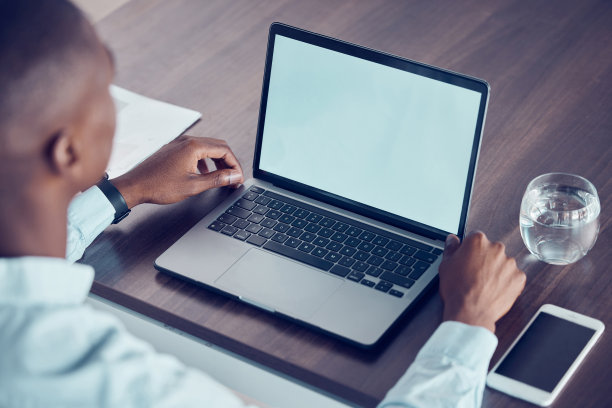 模型屏幕，广告和商人在笔记本电脑上的业务，网络和通信在办公室工作。公司员工的电脑用于营销，品牌推广和模拟空间图片下载