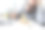 不满的男子在办公室边吃方便面边用笔记本电脑工作。在办公室吃午餐。无味的垃圾食品图片下载