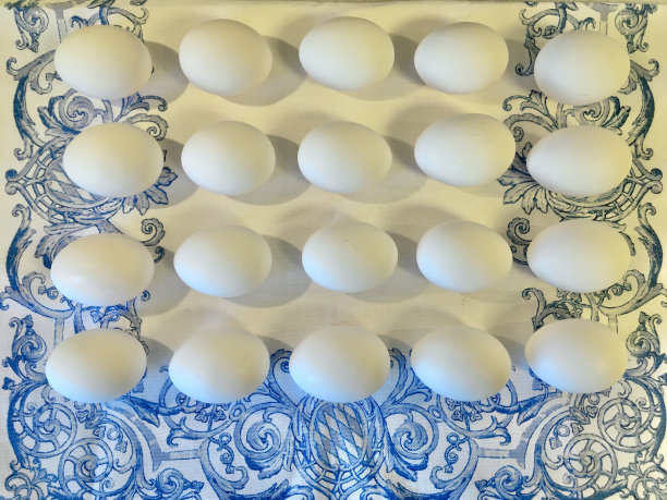 照片中的配方是如何借助树叶和植物为复活节彩蛋上色。用天然染料和植物图案在彩蛋上着色的方法。图片下载