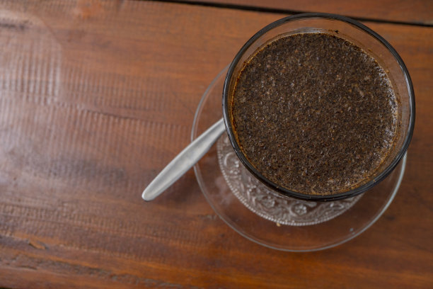 特写照片一杯阿拉比卡咖啡与勺子从高角度。图片下载