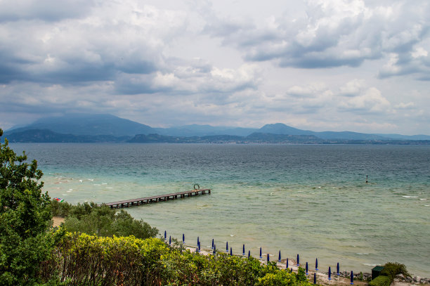 意大利加尔达湖的美景。阳光明媚的夏日里的湖与山图片下载
