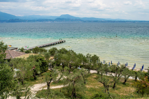 意大利加尔达湖的美景。阳光明媚的夏日里的湖与山图片下载