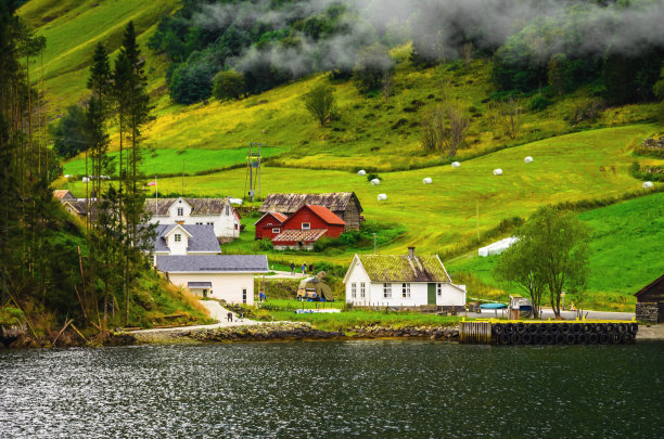 索涅峡湾海岸的小村庄，挪威最美丽的峡湾之一图片下载