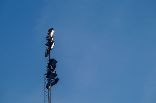 低角度视图的照明塔对清晰的蓝天图片下载