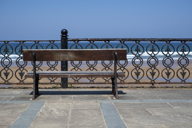 长椅俯瞰大海，放松时光。图片下载