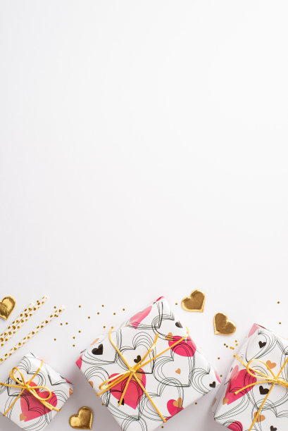 情人节的概念。顶视图垂直照片的礼盒吸管心形金色五彩纸屑和亮片在孤立的白色背景与空白图片下载