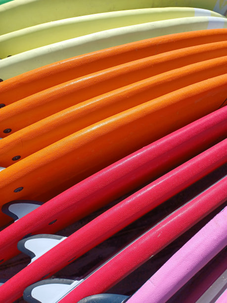 彩色图案与冲浪板。背景图片下载