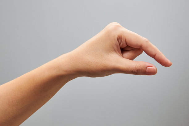 女性举手拾起图片下载