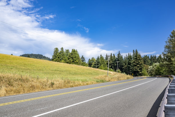 当地高速公路蜿蜒的山坡公路提供了哥伦比亚峡谷地区的交通联系图片下载