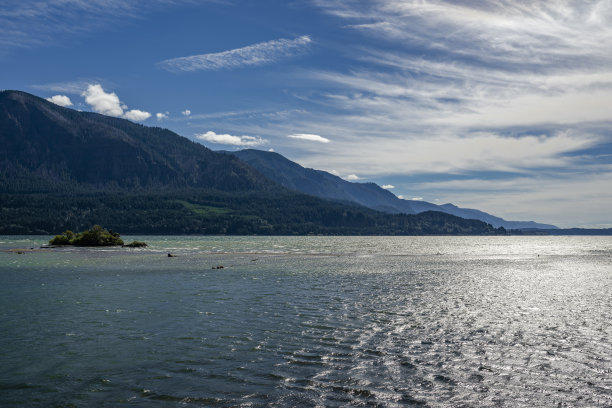 哥伦比亚河的背景山脉和多云的天空在阳光明媚的日子在风景秀丽的哥伦比亚峡谷地区图片下载