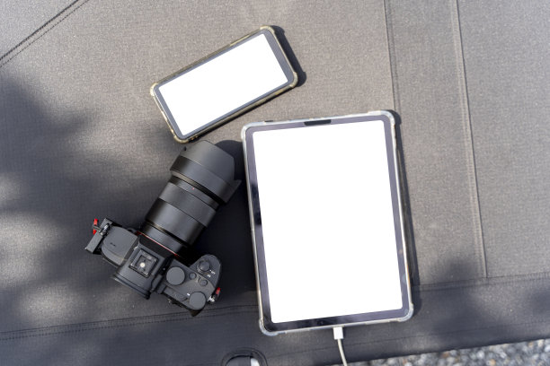 黑色桌面的俯视图与智能手机，平板电脑，相机和复制空间，包括裁剪路径图片下载