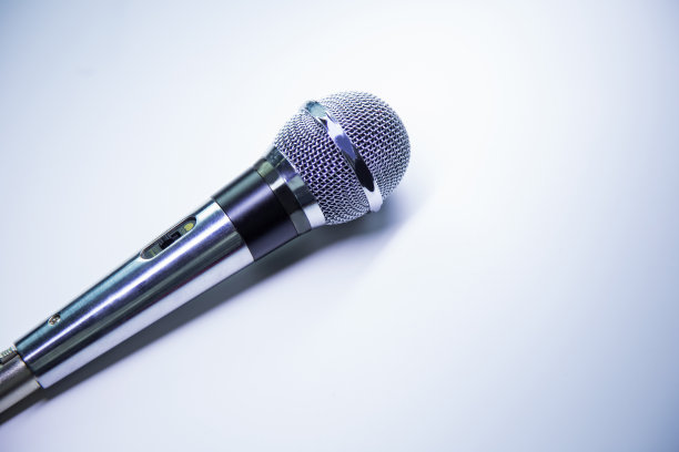 白色背景的银色麦克风图片下载