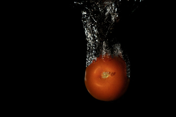 新鲜番茄在水里图片下载