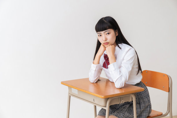 女孩谁学习，思考，校服，学校教室图片下载