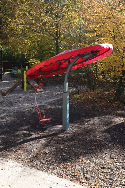 操场上的空秋千图片下载