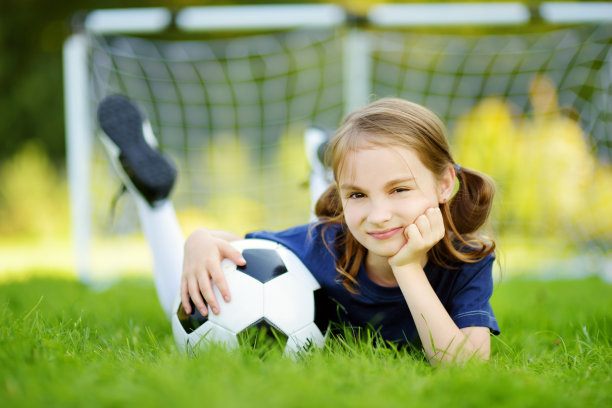 可爱的小足球运动员在阳光明媚的夏日玩足球游戏。儿童体育活动。图片下载