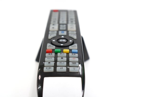 这张照片显示了一个白色背景的经典电视遥控器，孤立的，近距离的。图片下载