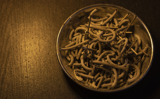 木桌和深色背景上的香灰镜头接近。图片下载