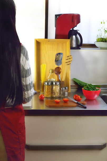 与穿红围裙的女人一起做饭的图片图片下载