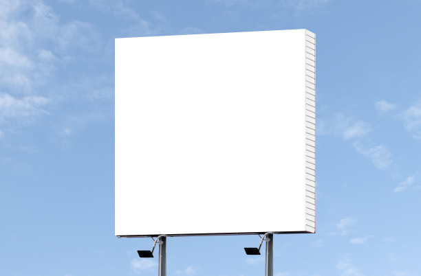 户外广告牌在蓝天背景与白色背景模拟。剪切路径图片下载
