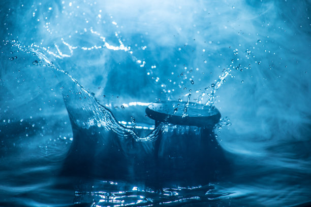 水溅在黑暗雾的背景。沙漏掉进水里图片下载