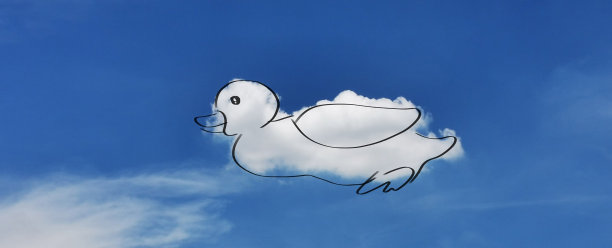 天空中的云被画成了鸭子的形状。图片下载