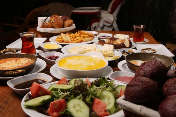 丰富美味的土耳其早餐图片下载