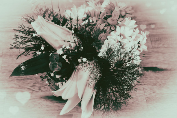 一束春天的花在秋天柔和的颜色与心和闪光的光在木桌上图片下载