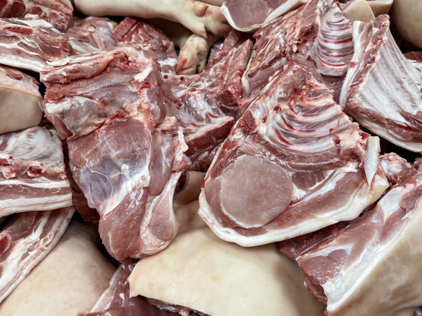 猪肉。出售的新鲜动物肉。店里有大块的肉。纹理图片下载