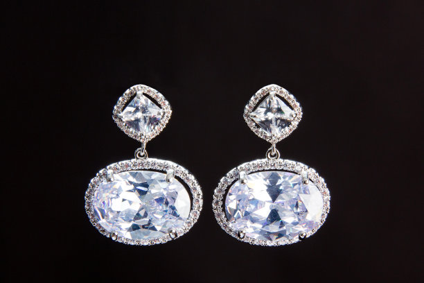特写镜头的钻石耳环孤立在黑色背景图片下载