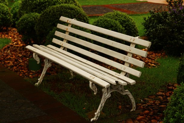 白色公园长椅。花园构成了场景图片下载