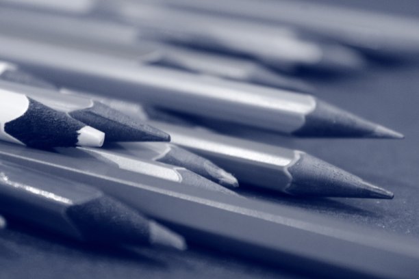 彩色铅笔在单色阴影的蓝色图片下载