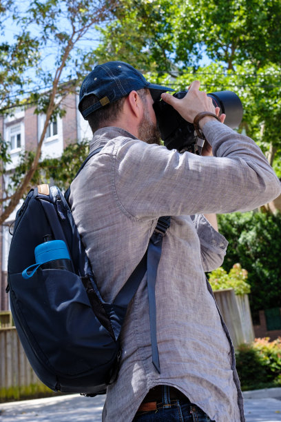 一个男人在拍照。图片下载