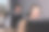 年轻的呼叫中心接线员戴着耳机在现代化的办公室里工作图片下载
