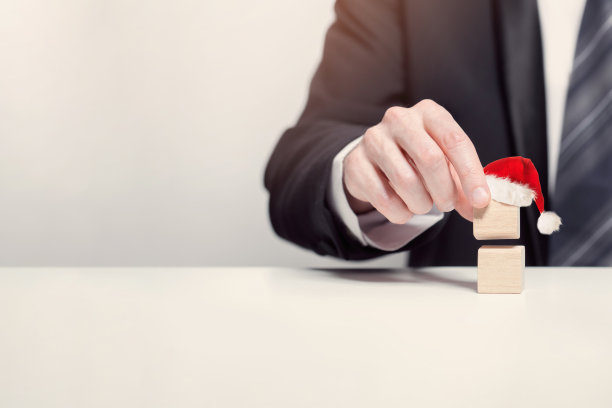木制立方体在圣诞帽，节日，新年奖金，目前的概念图片下载
