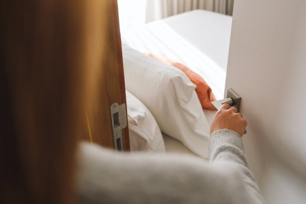 一只手打开卧室门的特写图像图片下载