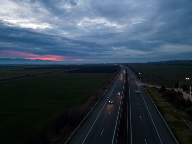秋天日落时高速公路的鸟瞰图。从无人机俯瞰道路图片下载