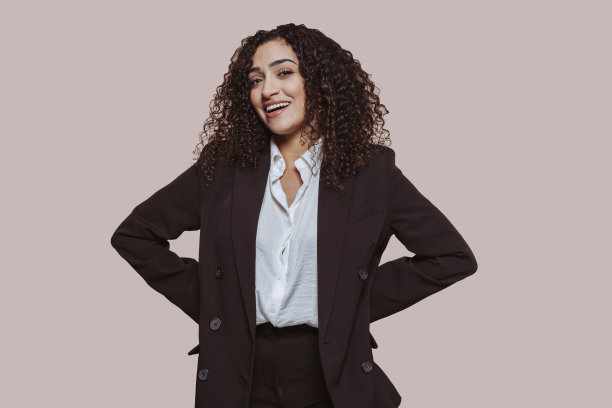 年轻的阿拉伯女商人保持双手在腰上图片下载