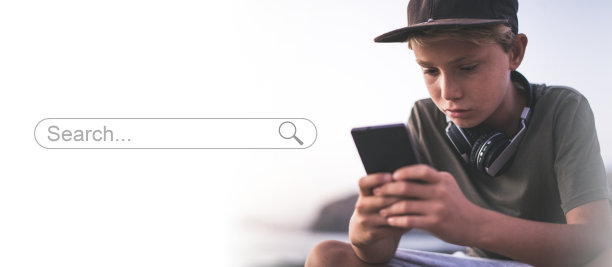 青少年在网上搜索内容。男孩用智能手机上网找东西图片下载