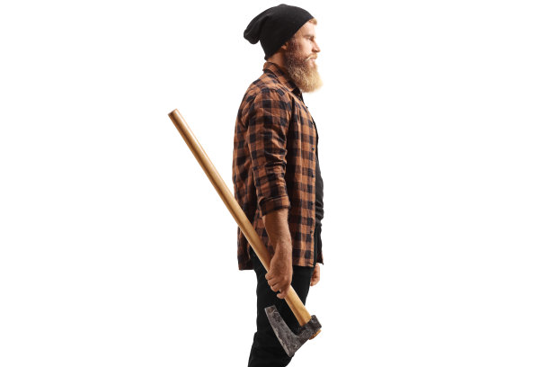 一个严肃的大胡子男子拿着斧头的侧面照片图片下载