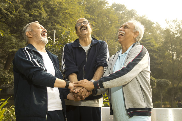 老朋友在公园里笑图片下载