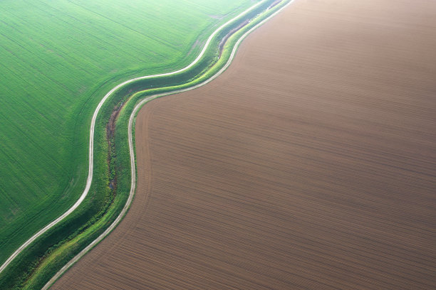 春天田野的鸟瞰图图片下载