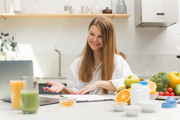 迷人的女营养师正在与患者进行在线咨询。图片下载