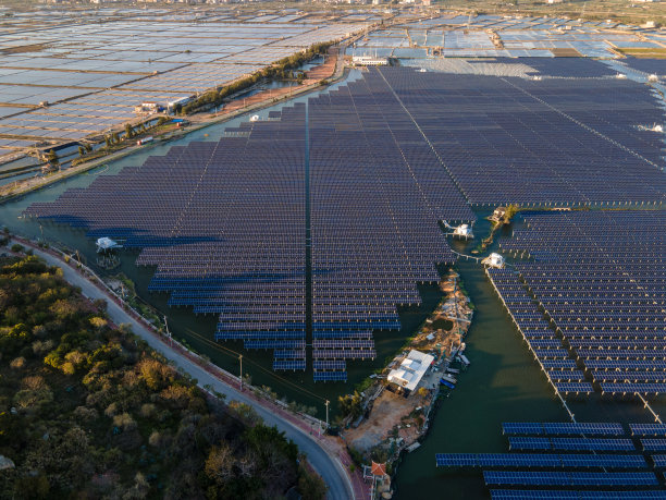 光伏太阳能发电厂鸟瞰图图片下载