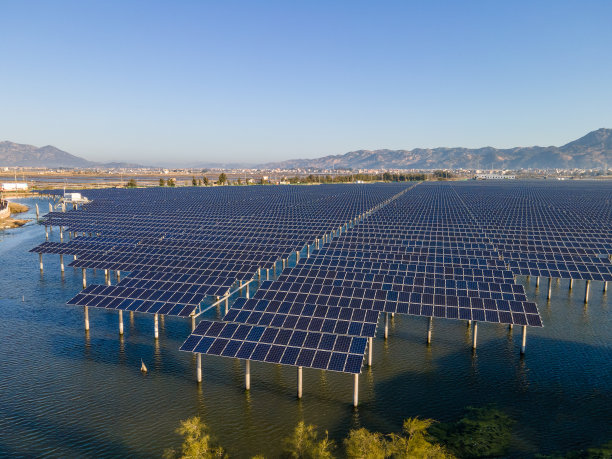 光伏太阳能发电厂鸟瞰图图片下载